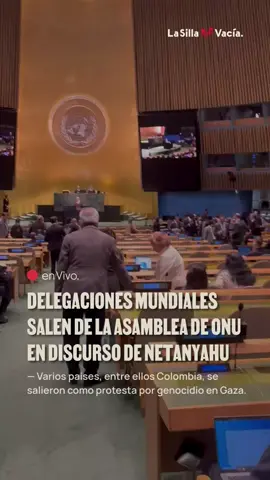 #LaSillaEnVivo Mientras Benjamin Netanyahu intervenía ante la Asamblea General de la ONU, varias delegaciones, entre ellas las de países árabes y la de Colombia, se levantaron y salieron del hemiciclo como forma de protesta ante el genocidio que el gobierno de Israel comete en Gaza. “Es un acto de dignidad frente a las violaciones sistemáticas al derecho internacional y a los derechos humanos del pueblo palestino. Colombia no será cómplice del silencio. Estamos del lado de la paz, de la autodeterminación de los pueblos y de la justicia global”, dijo la canciller, Rosa Villavicencio. Durante su discurso, Netanyahu negó estar cometiendo un genocidio, pero una investigación de la ONU y presidentes del mundo durante toda la semana refutan esa declaración. Las estimaciones más moderadas hablan de 60 mil asesinatos.  En medio de los abucheos, el primer ministro centró su discurso en la liberación de los rehenes israelíes que mantiene Hamás desde su ataque terrorista en octubre de 2023, y mostró un mapa en el que calificó a Irán, Irak y Siria como una “maldición”. Además, llevaba en su traje un código QR que, al escanearlo, dirigía a un sitio web con detalles sobre los crímenes cometidos por el grupo extremista. Ayer Mahmud Abbas, presidente de la Autoridad Nacional Palestina, agradeció desde su país —porque Estados Unidos no le dio el visado— a los países que durante esta semana reconocieron a Palestina como Estado y pidió a los demás que lo hagan para avanzar hacia una solución que permita su existencia.