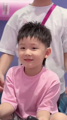 💇‍♂️ Kiểu tóc fringe kết hợp mullet đuôi sói đang là lựa chọn cực hot cho bé trai. Phần mái ngố giúp gương mặt thêm đáng yêu, trong khi đuôi sói mang lại vẻ cá tính, năng động và đầy phong cách. Đây là kiểu tóc vừa dễ chăm, vừa giúp bé nổi bật mọi lúc, mọi nơi. #kieuTocBeTrai #tocFringe #tocMulletDuoiSoi #tocDepChoBe #tocThoiTrang2025