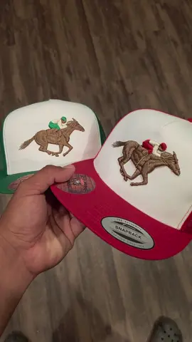 Disponibles en Tiktok shop!  Comenten cualquier Pregunta! Enviamos a todo EU y tambien pueden personalizar su Gorrita 💯💯💯 #caballosdecarreras  #carrerasdecaballos  #Caballos #Cuaco  #corridosdecaballos 
