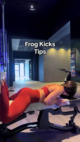FROG KICKS 🍑✨ Top move for upper glutes. Try it and see the difference. #glutesworkout #workouttips #upperglutesexercises 