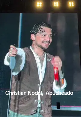 El Cantante  Sonorense #ChristianNodal se presentó en el aniversario número 92 de la Universidad Autónoma de Nuevo León (UANL), en Monterrey y así reaccionó cuando el público ahí presente comenzó a gritar el nombre de #Cazzu #Julieta y #abucheos . #Noticias ̃ 