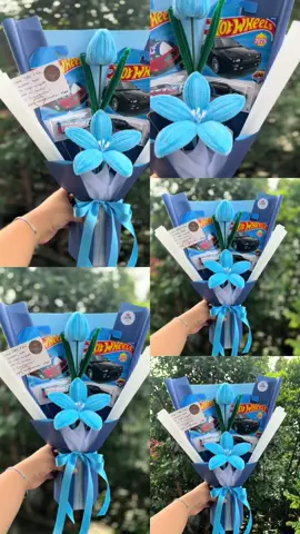 Ramito azul con hotwheels 💙#ramoazuldefloresdelimpiapipas #hotwheels #sorpresaadistancia 😍😍😍