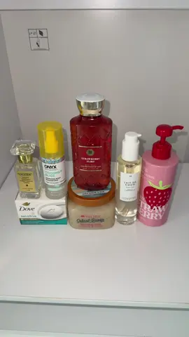 help me pick out a strawberry & coconut scented shower routine🍓🥥 @Dove Beauty & Personal Care @Tree Hut @Bath & Body Works  @Le Monde Gourmand @VSPINK @ONYX Professional® @Vacation Inc.  #showerroutine #hygieneroutine #SelfCare #girlytips #hygienetips 
