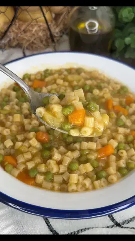Anche da voi è ritornato il freddo? Vi lascio questo piatto facilissimo, per “riscaldarci” MINESTRA DELLA NONNA X4: 3 patate 4 carote 150 g di pisellini fini  1 piccola cipolla Qb olio, sale, pepe Circa 1,5 lt di brodo oppure acqua calda 1 cucchiaino di estratto di pomodoro #cucinaitaliana #ricettafacile #lericettedigessica #patate 