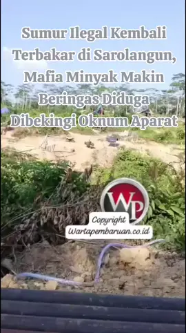 Sumur Ilegal Kembali Terbakar di Sarolangun, Mafia Minyak Makin Beringas Diduga Dibekingi Oknum Aparat Sarolangun – Praktik minyak ilegal di Jambi kembali memakan sorotan publik. Kamis (25/9/2025), kebakaran hebat melanda sumur minyak ilegal di perbatasan KM 51 dan KM 33, Desa Jati Baru , Kecamatan Mandiangin Timur, Kabupaten Sarolangun. Sumur yang disebut-sebut milik seorang pengusaha bernama Roy itu terbakar hebat hingga menimbulkan kepanikan warga sekitar. Hingga kini, belum ada laporan resmi mengenai korban jiwa. Informasi yang dihimpun dari pekerja setempat mengungkap fakta mencengangkan: banyak sumur ilegal di kawasan ini diduga dibiayai oleh oknum aparat Polres Sarolangun sendiri. Mereka bukan hanya diduga mengetahui aktivitas terlarang ini, tetapi juga disebut sebagai pemodal yang menikmati keuntungan dari minyak haram. Kondisi ini diperparah dengan kebijakan pemerintah pusat. “Angin segar” dari Menteri ESDM Bahlil disebut-sebut dimanfaatkan para mafia minyak untuk semakin agresif membuka sumur baru. Warga menduga data jumlah sumur yang diajukan ke Kementerian ESDM telah “di-up” sedemikian rupa demi memuluskan perizinan dan menciptakan sumur-sumur baru, meski tidak memenuhi standar K3 (Keselamatan dan Kesehatan Kerja). Ironisnya, regulasi yang seharusnya mengendalikan kegiatan eksplorasi malah seolah menjadi celah bagi para pemain besar untuk melenggang. Kebakaran yang terus berulang menjadi bukti nyata lemahnya pengawasan. “Kalau begini terus, siapa yang mau bertanggung jawab? Harus ada nyawa melayang dulu baru pemerintah bergerak?” keluh seorang warga yang enggan disebut namanya. Aktivis lingkungan dan pemerhati migas mendesak Kementerian ESDM untuk mengkaji ulang aturan yang membuka peluang bagi mafia minyak. Tanpa langkah tegas, Sarolangun dan wilayah Jambi lainnya terancam menjadi “ladang maut” akibat bisnis minyak haram yang kebal hukum. Kini, pertanyaan besar menggantung: siapa yang sebenarnya mengendalikan permainan kotor ini—pemerintah, aparat, atau mafia minyak itu sendiri? Dan sampai kapan rakyat harus menjadi korban dari ketamakan segelintir orang? #fyppppppppppppppppppppppp #fypシ゚ #bahlillahadalia #polda @semua 