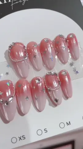 👉#blingnails  thiết kế Theo yêu cầu cho bé khách chụp hình cưới ngày mai 😘😘#nails💅 chúc em mọi điều thuận lợi hạnh phúc viên mãn ❤️