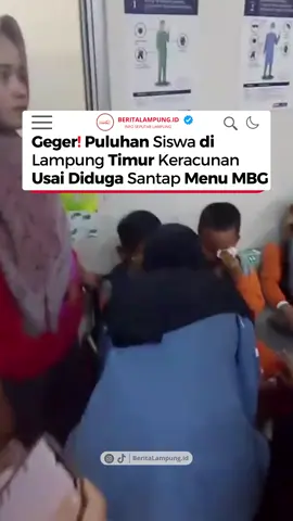 ⏩(Lamtim) - Kasus keracunan makanan kembali mencoreng program Makan Bergizi Gratis (MBG). Sedikitnya 30 siswa SD dan SMP di Kecamatan Bumi Agung mengalami pusing dan muntah usai menyantap menu MBG di sekolah. . . Peristiwa bermula di SD Negeri 2 Lehan ketika 15 siswa mengeluh mual dan muntah. Jumlah korban terus bertambah hingga siang hari dan sebagian besar dilarikan ke RSUD Sukadana. . . Bupati Lampung Timur mengatakan. “Jumlah pasien 30 anak, SD 24 orang dan SMP 6 orang. Sebanyak 16 sudah rawat jalan, sementara 14 lainnya masih dirawat inap,” ujarnya. . . Pemkab Lampung Timur telah mengambil sampel makanan dan muntahan untuk diuji laboratorium. Pemerintah juga berjanji melakukan evaluasi menyeluruh, mulai dari kebersihan, cara pengolahan, hingga kompetensi penjamah makanan. . . Kasus ini menimbulkan sorotan publik terkait kualitas dan pengawasan program MBG. Pengamat kebijakan menilai program makan gratis tak boleh hanya mengejar kuantitas, melainkan juga menjamin keamanan pangan anak-anak. . . Ikuti update terus via www.beritalampung.id . . #BeritaLampungid #TrendingLampung #Lampungid