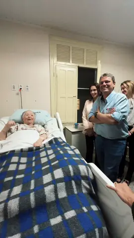 Hoje quero compartilhar com vocês a história da Dona Mafalda, um verdadeiro exemplo de perseverança e coragem, que acaba de completar 102 anos de vida. Desde muito jovem, ela vive no antigo Hospital-Colônia Pirapitingui, onde hoje funciona o Hospital Estadual Especializado em Reabilitação Dr. Francisco Ribeiro Arantes, em Itu. Diagnosticada com hanseníase ainda na adolescência, enfrentou o medo, o preconceito e o isolamento de uma época marcada por tantas dificuldades. Mesmo assim, transformou a dor em virtude e dedicou parte de sua vida cuidando de outros como enfermeira. Sua trajetória nos inspira a olhar para os nossos idosos com mais amor, respeito e cuidado. Que possamos sempre garantir que cada pessoa seja tratada com dignidade, carinho e cidadania. Obrigado, Dona Mafalda, por nos receber com tanta generosidade e por nos ensinar que, diante dos problemas, o sorriso é o melhor dos remédios.