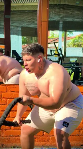 Quien más se atreve a engordase y quitarse el buzo en redes sociales… o nos vayamos tan lejos, en el gym ? Si la mayoría hacen hasta lo imposible por ocultarlo, buscan su mejor ángulo y te venden una realidad falsa, les da temor ir a piscina o a un lugar público para no exponer su problema con la comida, usan ropa más ancha para ocultar su gordura, se dan atracones de comida cuando les da ansiedad y no la pueden controlar, Me pongo en los zapatos de ustedes, de aquellos que quieren normalizar la obesidad con frases bonitas como 