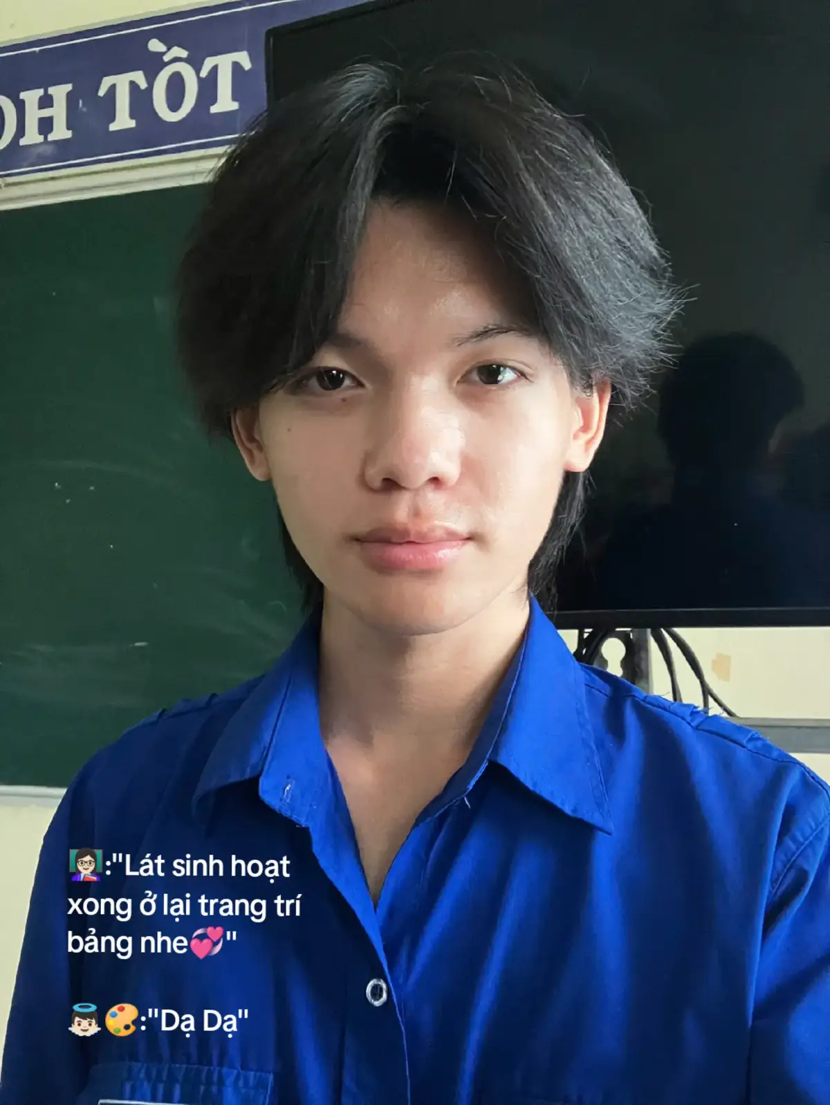 Buổi trưa hôm đó mãi mê vút ve cái đam mê trong lòng mà không màng đến giờ giất. Mê mẩn đến độ không nhớ mình đói, không màng mấy bụi phấm lem hai bên hông quần tây. Cảm giác ở lại với lát đát vài người tri kỉ khi lớp học đã tan về, thoả sức sống với đam mê, nắng nhẹ chiếu loe lói vào phòng học và gió thổi thoan thoản nó 