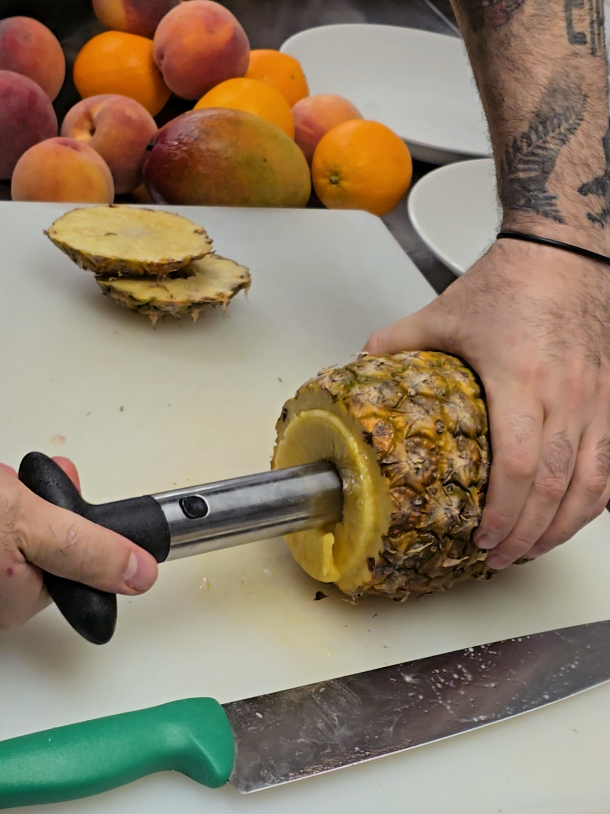Genius tool 🍍✨ Core & slice pineapple in seconds, perfect rings ready to serve 👌 #hack #kitchenhack #Foodie #lifehacks #chefalimoussa 