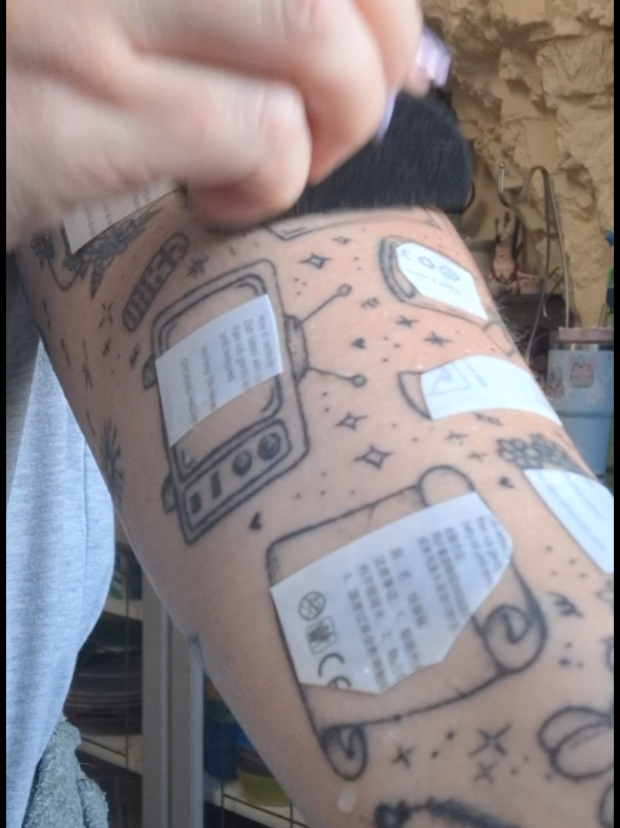 Lotta hate for the christmas video so heres a spooky one instead! 🤭🦇🧙‍♀️ 🎃  (Will it get more love than the christmas one?)  #interactivetattoo #temporarytattoo #halloween #christmas #canvastattoo 