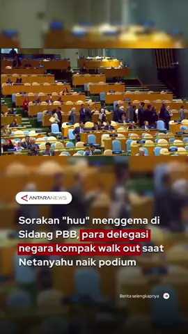 Sebuah momen tak biasa terjadi di Sidang Majelis Umum PBB, Jumat (26/9). Para delegasi memilih walk out atau keluar ruang sidang saat Perdana Menteri Israel, Benjamin Netanyahu, mulai berpidato. Dalam siaran langsung YouTube resmi PBB, tampak kursi-kursi kosong mulai terlihat setelah sejumlah besar delegasi berdiri meninggalkan ruangan.  Netanyahu menjadi pemimpin negara yang pertama berpidato di sesi Majelis Umum PBB hari ini. Terdengar ketua sidang beberapa kali mengetuk palu dan mengimbau para delegasi untuk kembali duduk di tempat masing-masing. Namun, sebagian besar tetap memilih keluar ruangan.  Netanyahu akhirnya tetap melanjutkan pidatonya di hadapan ruangan yang tampak kosong, dengan hanya segelintir delegasi termasuk Israel yang masih bertahan. #benjaminnetanyahu #netanyahu #walkout #sidangpbb #newyork