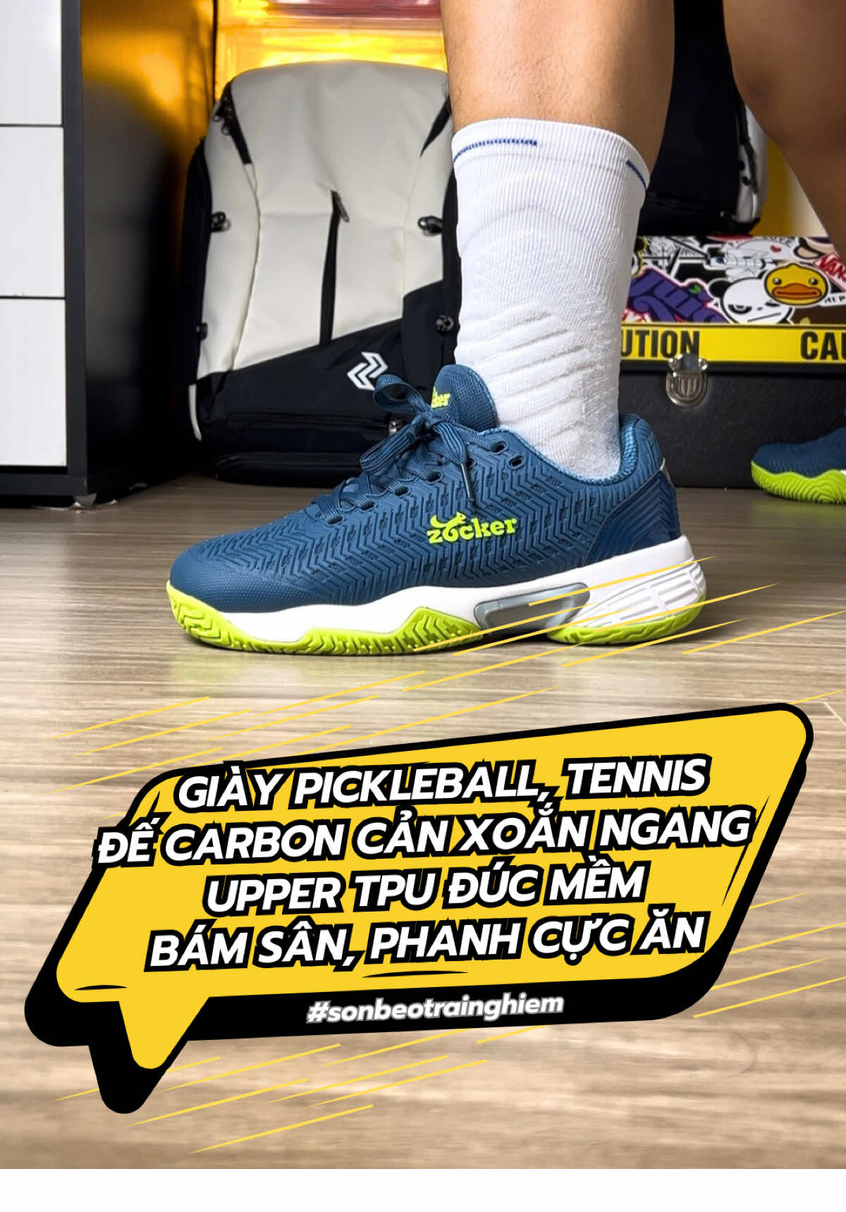 Giày này có tấm carbon giúp cản xoắn ngang khi di chuyển cường độ cao. Hạn chế bị lật cổ chân và ổn định giày. Đế eva gia cố thêm thanh tổng hợp giảm tinh trạng xẹp đế. Upper tpu mềm bền form. Đi chắc chân cực kỳ bám sân. #sonbeotrainghiem #giaypickleball #giaycaulong #giaytennis #giaythethao 