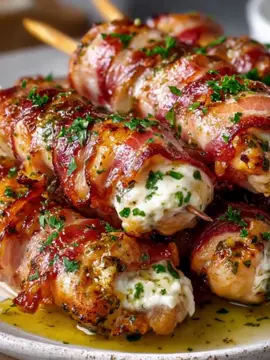 Brochettes Bombes de Poulet à l’Ail et à la Mozzarella Accroche : Poulet juteux enrobé de bacon fumé, farci de mozzarella fondante et d’ail, grillé ou cuit au four à la perfection. Portions : 6 brochettes Température & Temps de cuisson : 200 °C (400 °F), 20–25 minutes (ou grill 10–12 minutes de chaque côté) Ingrédients principaux : Poitrines de poulet désossées et sans peau (2 grandes) Mozzarella râpée (1 tasse) ....................... 👉 Recette complète en premier commentaire #bbq #apero #amigos #barbecue #recettefacile 