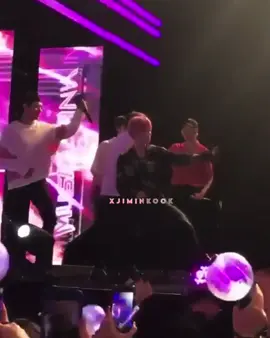 The way Jimin moves mygod 🫠 #jimin #parkjimin #bts 