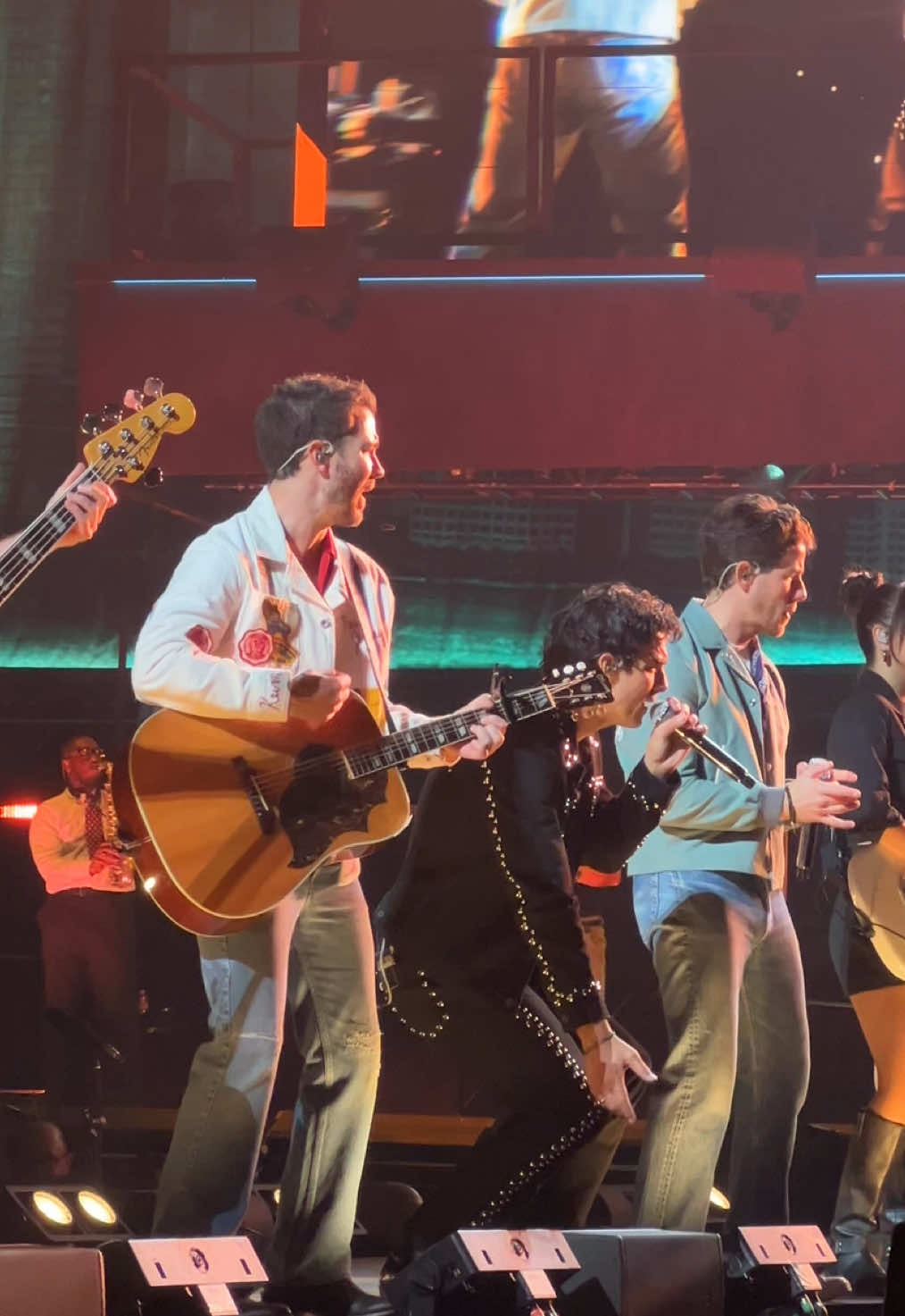 when the @Jonas Brothers miss their cues and crack up about it 🤣  #jonasbrothers #greetingsfromyourhometown #wafflehouse #tour 