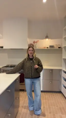 A Friday work from home outfit, a full breakdown on our dreamy new kitchen is on its way to you over the weekend #OOTD #fitcheck #dailyoutfits #stainlesssteel #stainlesssteelkitchen 