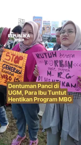 Suara dentuman panci menggema di Bundaran UGM saat ratusan ibu berkumpul dalam aksi Kenduri Suara Ibu Indonesia. Mereka menuntut penghentian program Makan Bergizi Gratis (MBG) yang dinilai berbahaya, setelah laporan mencatat lebih dari 8.000 anak mengalami keracunan di berbagai daerah. Panci yang biasanya jadi alat memasak, kini menjadi simbol perlawanan. Dalam orasi, para ibu menegaskan bahwa kedaulatan pangan harus kembali ke dapur rakyat, bukan dikelola dengan cara yang serampangan. Mereka menolak program yang dianggap penuh kejanggalan dan menuntut transparansi pemerintah dalam pengusutan kasus ribuan anak yang terdampak. Aksi ini menegaskan: suara ibu tidak bisa diabaikan, terlebih saat menyangkut masa depan generasi bangsa. Video & Editor : Arifany Inas #KenduriSuaraIbuIndonesia #StopMBG #SuaraIbu #Yogyakarta #AksiDamai #DaulatPangan #LawanLupa 
