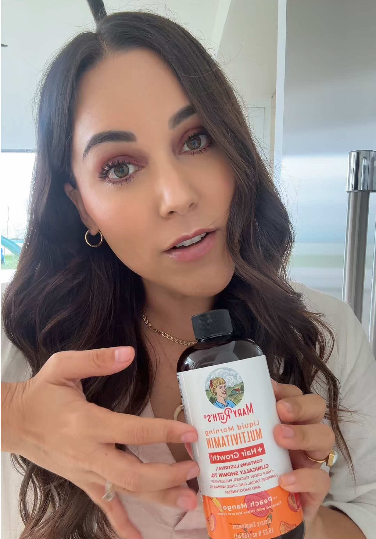 Este multivitamínico líquido con biotina y Lustriva está diseñado para mujeres. Ayuda al crecimiento del cabello, mejora su grosor, suaviza la piel y reduce líneas finas y arrugas. Además, tiene un delicioso sabor durazno-mango 💁🏻‍♀️🍑✨ #CrecimientoDelCabello #CabelloMásGrueso #PielSuave #VitaminasParaMujeres #MultivitamínicoLíquido