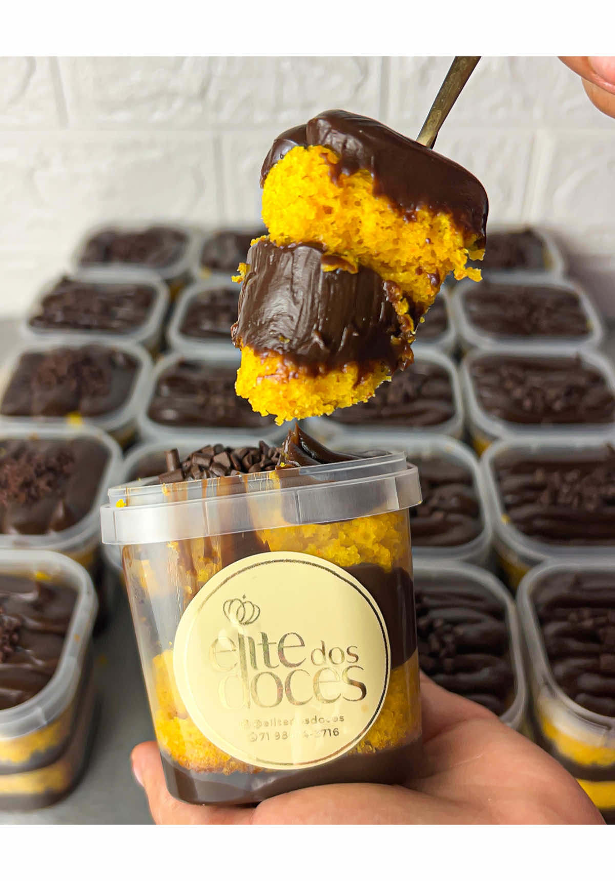 Montando bolos no pote de cenoura com chocolate para vender na minha confeitaria delivery 🤎  #confeitaria #dicasdeconfeitaria #empreendedorismo #fyp #bolonopote 