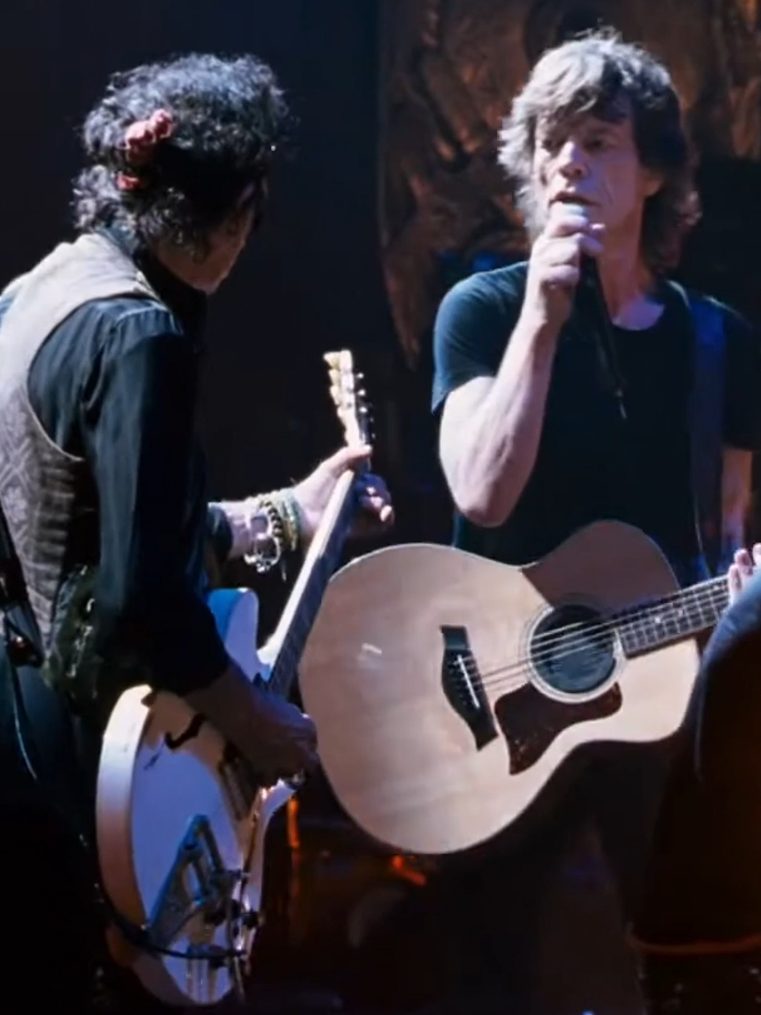 The Glimmer Twins, Mick Jagger and Keith Richards, together with The Rolling Stones performing “Far Away Eyes” at the Beacon Theatre in New York (2006), in the documentary Shine a Light directed by Martin Scorsese #TheRollingStones #MickJagger #KeithRichards #FarAwayEyes #RonnieWood #CharlieWatts #ShineALight #LiveMusic #ClassicRock #IconicPerformance #RockLegends #LiveConcert #MusicHistory #RockOn #LegendaryPerformance #FYP #tiktokmusic #ForYou #MusicTok