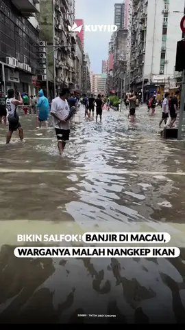 Ini banjir tapi air nya bening banget terus ikan di laut kebawa arus jadi warganya pada berburu ikann🐟 Via: boy.rakopen #kuyid