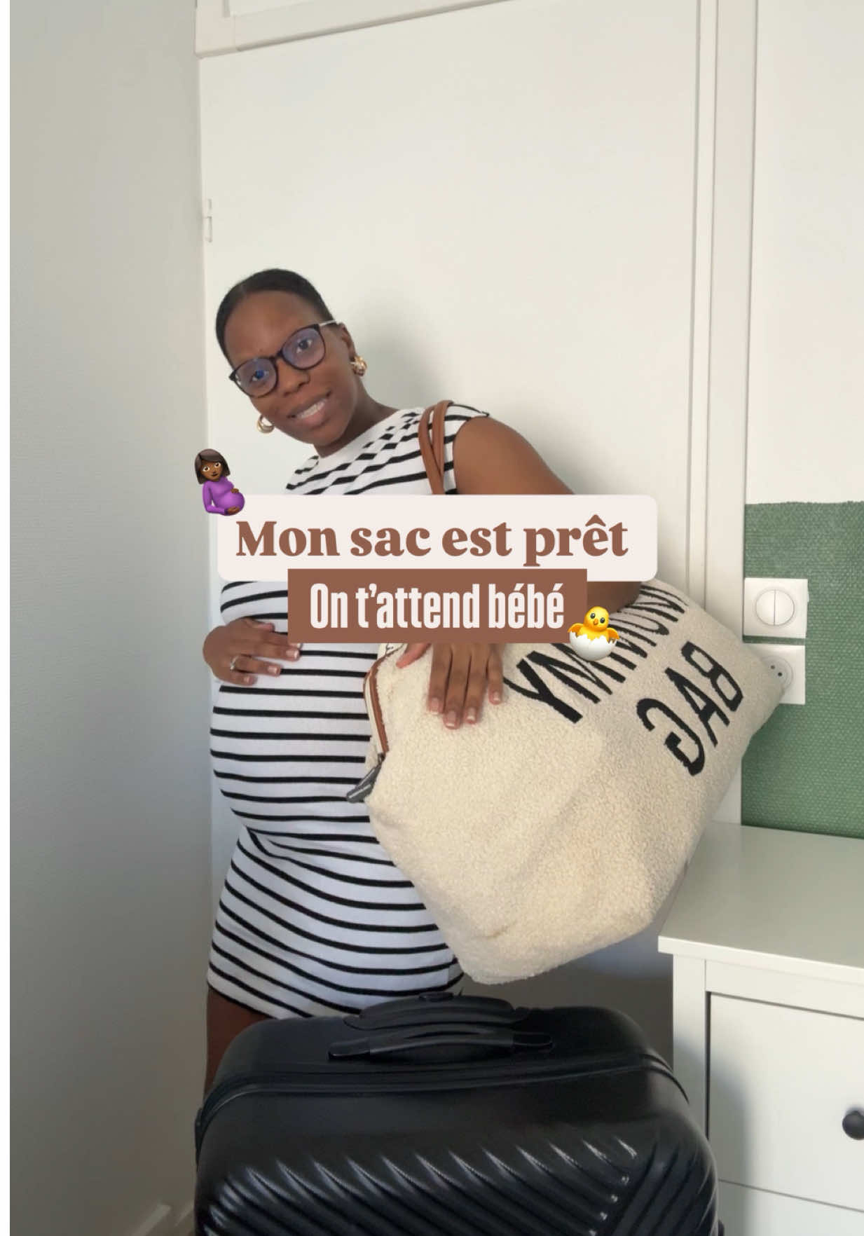 Tout est prêt pour son arrivée 🥹 C’est même déjà dans la voiture 😂🤭 #valisematernité #humour #futuremaman #9moisdegrossesse #jeunemaman 