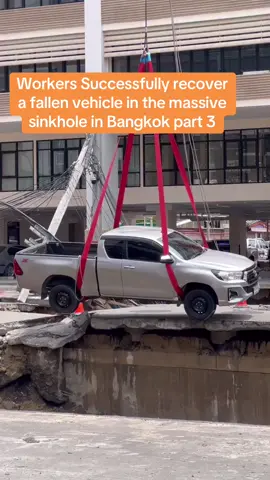 Workers successfully recover a fallen vehicle in the massive sinkhole in Bangkok. Authorities used a crane to lift the vehicle #toyota #bankokthailand #sinkholes #craneoperator #วชิรพยาบาล  