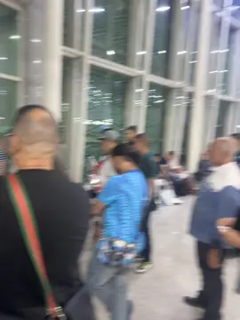 TENIENDO EL VUELO A LAS 16:45 DE LA TARDE DIRECCIÓN BARCELONA NOS ENCIERRAN AQUÍ 4 HORAS MÁS DESPUÉS DE BAJAR DE LA AVIÓN QUE NI ARRANCÓ!!!!! QUE IVA A DESPEGAR Y NO DESPEGABA!! Y AL FINAL DESPEGÓ EL AVIÓN A LA 1:00 DE LA MAÑANA SOLO SIN LOS PASAJEROS Y NOS DEJARON AQUÍ EN EL AEROPUERTO DE (UCHDA ANGAD MARRUECOS) SIN NINGUNA SOLUCIÓN. RYANAIR LA PEOR COPAÑIA. #ryanair 