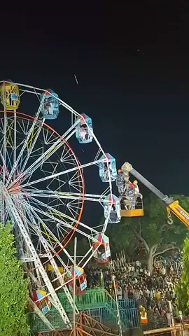 जनकपुरधामको राजदेवी मन्दिरको प्रांगणमा रहेको झुलामा फसेको श्रद्धालु हरू लाई सशस्त्र प्रहरीकाे टिम द्वारा उद्वार गर्दै 🙏🙏🙏 #जय_माता_दी🌺🙏🚩 