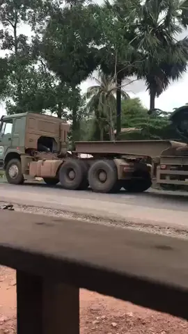 Tank terus maju ke garis depan! Berdasarkan video yang diambil oleh warga Madewang, ada sejumlah tank yang bergerak menuju garis depan perbatasan Kamboja-Thailand.