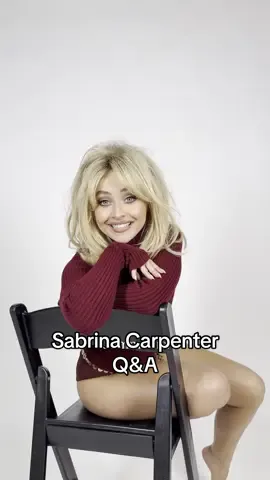 Pizza o lasagna? Cappuccino o matcha? Vintage o nuovo? #SabrinaCarpenter la cover star del numero di ottobre di #VogueItalia ha risposto ad alcune delle nostre domande. Scopri tutte le risposte nel video e leggi l’intervista completa al link in bio e nel nuovo numero in edicola da oggi.