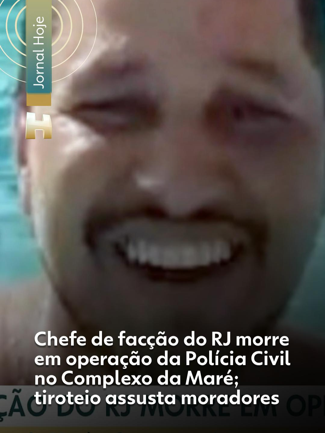 Operação emergencial - Caminhões e carros foram tomados por criminosos e atravessados em vias do Complexo da Maré, na Zona Norte do Rio, para formar barricadas durante a operação policial emergencial desta sexta-feira (26). Na ação, foi morto Edmilson Marques de Oliveira, o Cria, apontado como chefe do Terceiro Comando Puro (TCP) na comunidade. Entre os veículos largados nas vias estavam um compactador de lixo da Comlurb, uma carreta recolhedora de caçamba e caminhões de carga e de mudança. Um carro também foi usado. Não havia informação de ônibus interceptados. A operação começou por volta das 8h30, e os agentes foram recebidos a tiros. Moradores, acuados, ficaram em casa. Às 8h50, a Linha Amarela era fechada pela 1ª vez — e ao longo da manhã outros bloqueios preventivos foram implantados. O Rio Ônibus informou que devido a essas interdições, 38 linhas foram impactadas. Contra o traficante Cria havia 3 mandados de prisão em aberto. Ele era temido na comunidade e, segundo moradores, matou até por discussão em um jogo de cartas. Para saber mais, clique em 'leia o artigo' #g1 #tiktoknotícias #complexodamaré #operaçãopolicial #tiroteio #zonanortedorio #riodejaneiro