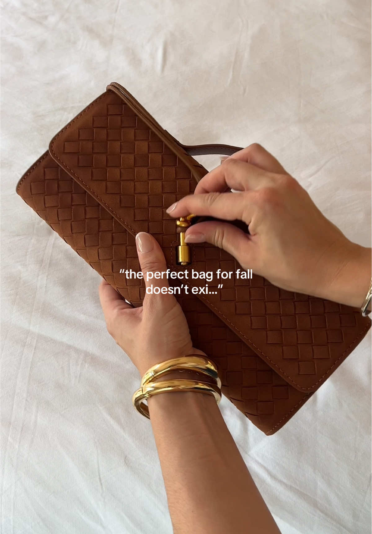 such a great statement piece … the brown suede like are you kidding #fallfashion #amazonfashionfinds #brownsuedebag #fallfashiontrends #fallfashionfinds @Amazon Fashion 