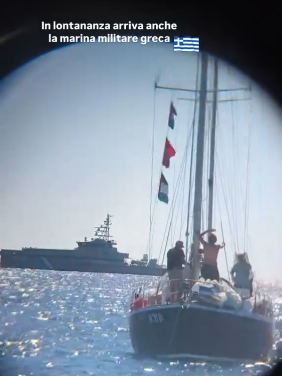 A Greek Navy vessel has arrived to protect the Global Sumud Flotilla while the fleet remains in Greek waters. 🇬🇷🇵🇸⛵ #GlobalSumudFlotilla  #BreakTheSiege  #GlobalMovementToGaza  #Navy #Greece 