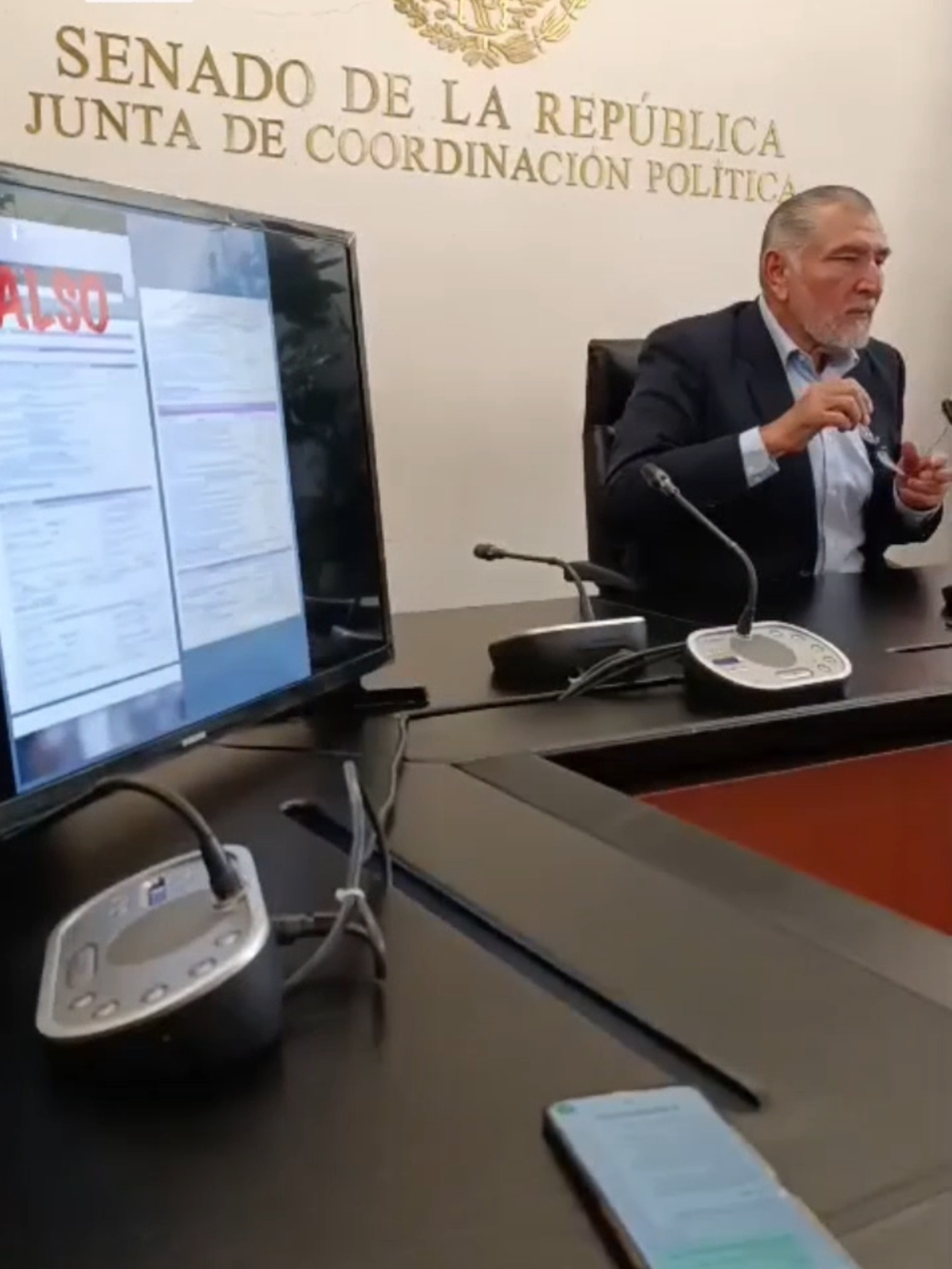 En conferencia de prensa, el senador Adán Augusto presenta su declaración patrimonial de 2023, en la que consignó que no tuvo ingresos ese año, “sólo lo correspondiente al aguinaldo¨ 🎥: LuisBaladez . . . . #AdánAugusto #Senado #DeclaraciónPatrimonial #México #Transparencia