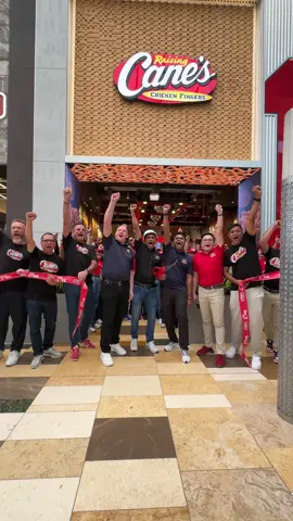 @Raising Cane's  واخيراً raising cane’s فتح في ياس مول ابوظبي 😍 #caniacambassador  #raisingcanes  #Canes10YearsME #اكسبلور  #مطعم 