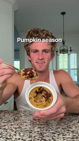 IT’S PUMPKIN SEASON 🎃 Pumpkin baked oats 🥣 𝘿𝙚𝙩𝙖𝙞𝙡𝙨: - 1/2 cup oats - 1/2 cup milk - 2 tbsp pumpkin purée - 1/2 tbsp chia seeds - 1/2 tbsp maple syrup - 1/4 tsp vanilla extract - 1/2 tsp pumpkin pie spice - 1/4 tsp cinnamon - 1/4 tsp baking powder - Pinch of salt - (optional) 1 scoop (31g) vanilla protein powder 𝙏𝙤𝙥𝙥𝙚𝙙 𝙬𝙞𝙩𝙝: - Chocolate chips 𝘿𝙞𝙧𝙚𝙘𝙩𝙞𝙤𝙣𝙨: 1. Preheat the oven to 350ºF 2. In a blender, combine all the ingredients until smooth (~30 seconds). 3. Pour the mixture into an oven safe dish. 4. Top with chocolate chips. 5. Bake for 15-20 minutes. -  -  -  #oats #oatmeal #bakedoats 