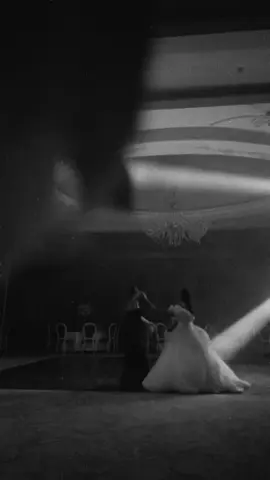 ✨După ce toată lumea a plecat și sala a rămas goala, am cerut DJ-ului o ultimă melodie. Eram doar noi două, ca și cum timpul ar fi făcut un pas înapoi. Și am început să dansăm. Pașii au venit singuri, fără repetiție, ca un reflex al unei vieți întregi petrecute împreună. În acest dans sunt amintirile copilăriei noastre: orele de balet în care râdeam complice in timp ce colegele repetau atent pasii, mașina din garaj care ne era nava spațială, tren de vacanța, ascunzătoare secreta. Sunt casele de păpuși ridicate din cărămizi cu rabdare de arhitecte. Sunt serile în care plângeam și visam odată cu „Titanic”, momentele din dressing în care dansam pe melodiile André, convinse că vom cuceri lumea. Sunt serile nesfârșite în care îl așteptam împreună pe Moș Crăciun. Prietenia noastră nu s-a născut întâmplător, a fost o mostenire pe care am primit-o de la parintii noștri. O moștenire ce imi doresc sa o transmitem si noi mai departe.  Casa de Piatra!🤍✨🫶🏻 @un pas distanta  . . . . . #weddingday #friendsforlife #dancingqueen #Abba #bride 