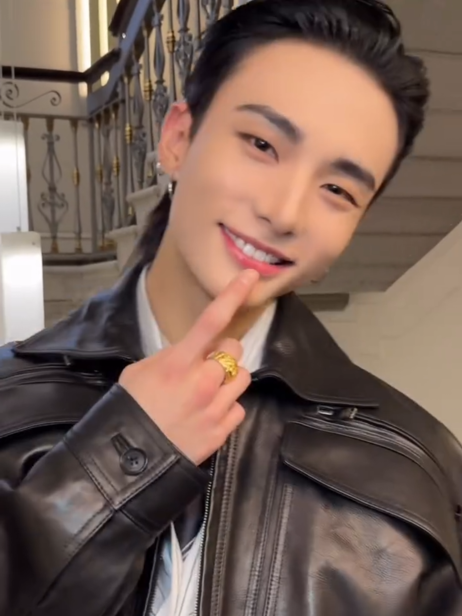 like sugar on my tongue 🙂‍↕️🤭 #hyunjin #hwanghyunjin #versacess26 #hyunjinxversace #fyp 