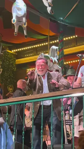 Arnold Schwarzenegger, der Terminator, dirigiert heute auf dem Oktoberfest im Marstall Festzelt 🫡