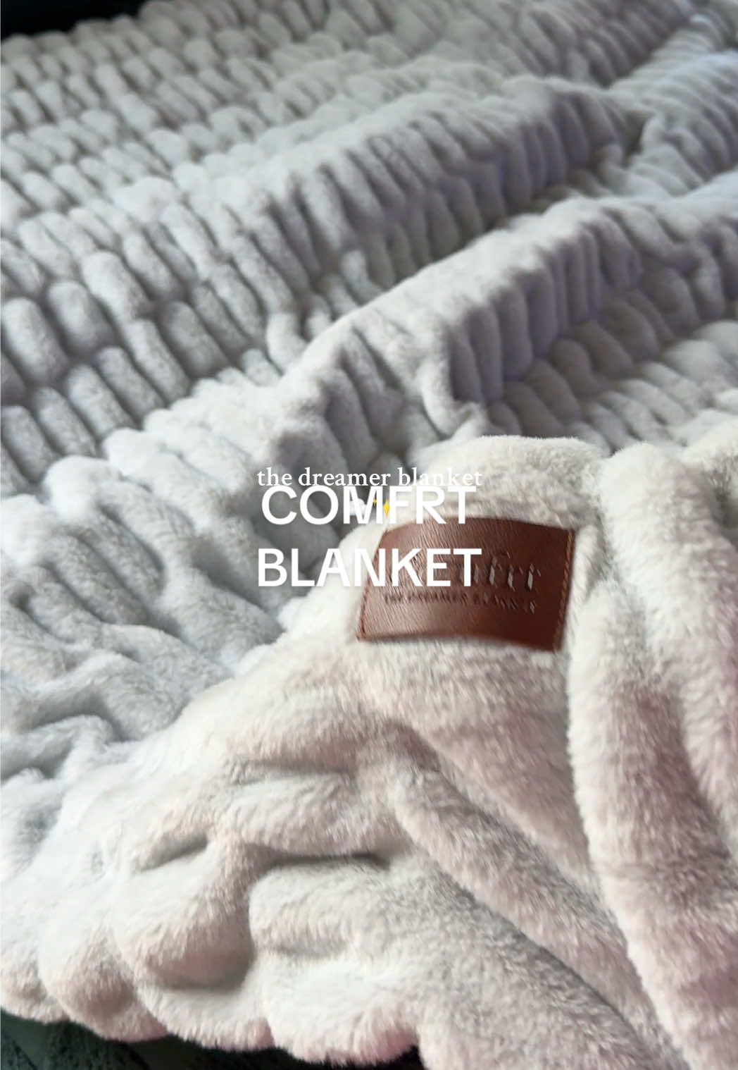 in LOVE ☁️✨ the price is so good rn!!!! #comfrt #comfrtblanket #blanket #cozyblanket #softblanket @Comfrt 