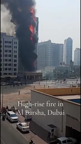 In Al Barsha, Dubai, stand ein Wohnhochhaus in Flammen. Die Feuerwehr konnte den Brand löschen, alle Bewohner wurden rechtzeitig evakuiert. ##AlBarsha #Dubai #brand #fire 