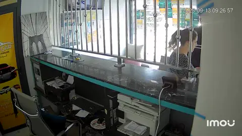 #متداول  سرررقة وكالة تحويل أموال بمدينة برشيد، ما رأيكم في تصرف الموظفة ؟  السااارق دخل مع فتح الوكالة مباشرة  شوف الزعامة كأن الحبس مابقاش