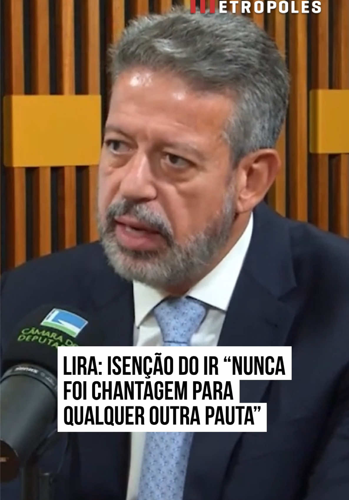 O relator do Projeto de Lei (PL) 1.087/2025 que isenta do #ImpostodeRenda (IR) quem ganha até R$ 5 mil, deputado #ArthurLira (PP-AL), declarou que o projeto nunca foi “motivo de chantagem” para qualquer outra pauta, afastando a possibilidade de que a votação do texto estaria condicionada à votação do PL da Dosimetria.  Confirma o que disse o presidente da #Câmara, #HugoMotta (Republicanos-PB), ao Metrópoles: “Não existe vinculação de uma pauta com outra”. “É um projeto prioritário para o governo, importante para o Congresso e muito mais ainda na visão de equalizar as dificuldades e as diferenças tributárias no Brasil. Então, com esse assunto, nós nunca brincamos. Esse assunto com muitas narrativas que foram construídas nunca foi motivo de chantagem para qualquer outra pauta ou qualquer outro assunto”, disse em entrevista ao Me Conta +, novo videocast da Câmara dos Deputados, lançado nesta sexta-feira (26/9). O deputado alagoano atribuiu à imprensa a “narrativa” de que a Câmara poderia estar “retardando a votação desse projeto para fazer permuta, troca, ou chantagem de texto”. Segundo o presidente da Casa Baixa, o texto está todo “em pé” de acordo com o calendário pré-estabelecido na comissão especial que analisou o texto. Nessa linha, Lira fez críticas indiretas a seu adversário e conterrâneo, o senador Renan Calheiros (MDB-AL), que relatou e aprovou um texto paralelo à proposta do ex-presidente da Câmara. O texto estabelece isenção para quem ganha até R$ 5 mil e também amplia o pagamento de impostos pela parcela mais rica do país, mirando a taxação de dividendos. “Vocês nunca ouviram deste parlamentar ou do Congresso que a Câmara está fazendo críticas ao Senado porque projeto A ou B demorou lá”, declarou o deputado alagonano. Ao apresentar seu parecer, Renan provocou Lira e apontou as inovações do seu texto em comparação ao do desafeto. O senador também reclamou das articulações paralelas ao projeto na Câmara. “Esse projeto já foi vinculado à necessidade de se votar a PEC da Blindagem e a anistia. Ontem, em reunião com o presidente da Câmara e líderes, setores do Centrão passaram a defender a vigência da isenção somente em janeiro de 2027, porque em 2026 teria caráter político”, reclamou Renan. #TikTokNotícias 📹 Câmara dos Deputados 