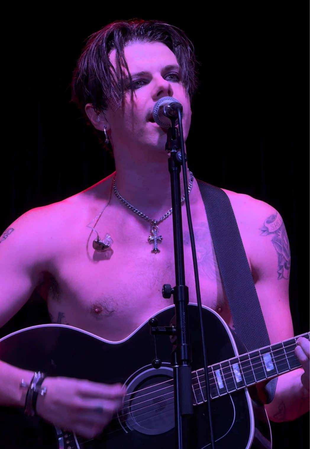 ‘Zombie’ by @yungblud acoustic live in Nashville at the Hit Parader Launch Party/Industry Event last night 🖤🖤🖤