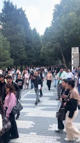 BDU-da bu gün məni təəccübləndirən mənzərə. İnsan seli… Yəni, illərdir burdayam, bu formada ilk dəfədir görürəm. Ola bilər belə vaxtı işdə olmuşam, ya fikir verməmişəm, amma təəccüb içindəyəm bu qədər gənc bir arada ) Maşallah deyim, amma həqiqətən məəttəl qaldım.