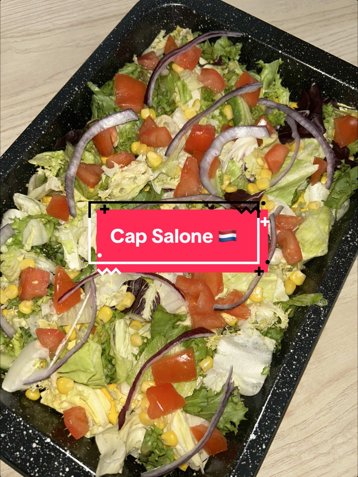 Cap Salone spécialité hollandaise 🇳🇱 Ingrédients 	•	Frites maison 	•	Blancs de poulet coupés en morceaux 	•	Paprika, curcuma, sel, poivre 	•	Sauce sriracha 	•	Jus de citron 	•	Huile d’olive 	•	1 à 2 briques de crème liquide (selon la quantité de viande) 	•	Cheddar 	•	Pour la garniture : salade verte, maïs, tomate, oignon rouge Préparation 	1.	Préparer les frites : 	•	Cuire les frites maison. 	•	Les disposer au fond d’un plat à gratin. 	2.	Cuire le poulet : 	•	Dans une poêle, faire revenir le poulet avec huile d’olive, paprika, curcuma, sel, poivre, sriracha et jus de citron. 	•	Ajouter la crème liquide (il faut que ça reste onctueux mais pas sec). 	3.	Assembler : 	•	Verser le poulet crémeux sur les frites. 	•	Parsemer généreusement de cheddar. 	4.	Gratiner : 	•	Mettre au four quelques minutes (5 min) juste le temps que le fromage fonde. 	5.	Finition : 	•	À la sortie du four, ajouter la salade, le maïs, la tomate et l’oignon rouge pour la fraîcheur. #hollandaise#specialite#capsalone#cheddar