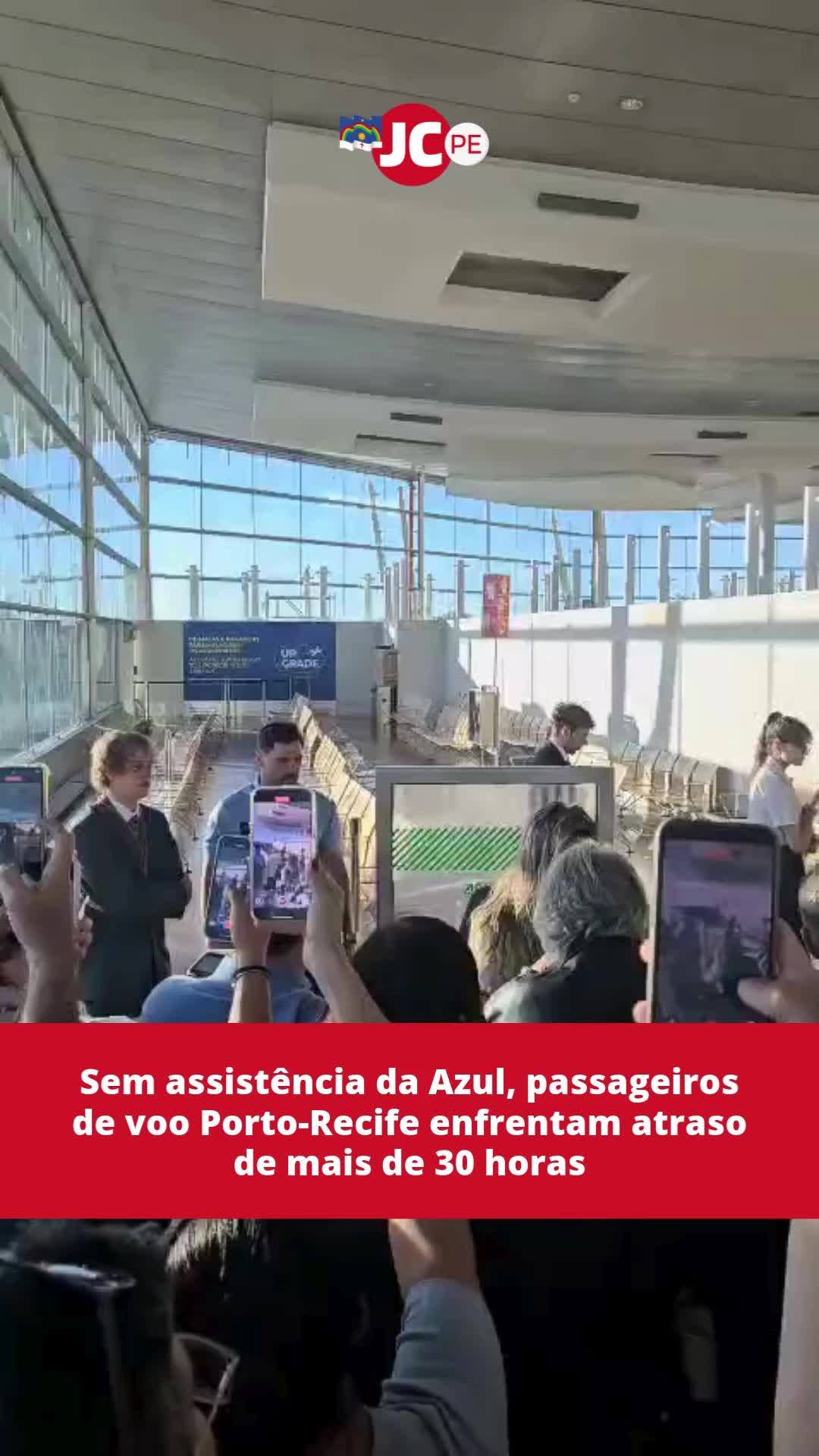 Passageiros do voo 8003 da Azul Linhas Aéreas, que sairia do aeroporto da cidade do Porto, em Portugal, com destino a Recife, denunciam uma série de problemas após o cancelamento da viagem, que deveria ter ocorrido na manhã da última quinta-feira (25). Segundo os relatos, o atraso ultrapassa 30 horas e a companhia aérea não ofereceu assistência adequada durante o período de espera. Entre os afetados está o brasileiro Pablo Passos, que viajava com a esposa e o filho de apenas sete meses. A família relata momentos de tensão e desgaste físico e emocional enquanto aguardava a reacomodação em outro voo. A decolagem estava prevista para às 10h45, mas acabou sendo cancelada por “questões técnicas”, de acordo com a Azul. Apesar disso, passageiros afirmam que não receberam informações claras sobre o motivo do cancelamento, tampouco suporte básico para alimentação, hospedagem e transporte. “O voo começou a atrasar sem qualquer previsão. Passaram-se horas sem informação, sem respeito e sem suporte por parte da companhia aérea”, conta Pablo. Segundo os relatos, a situação foi agravada pela falta de estrutura da Azul no aeroporto português. Não havia agentes de solo disponíveis ou balcões de atendimento. Apenas uma funcionária, identificada como Bianca, tentava atender centenas de passageiros sozinha. O voo foi inicialmente remarcado para às 9h da manhã desta sexta-feira (26). A família se organizou, acordou de madrugada e seguiu para o aeroporto. No entanto, pouco antes do horário previsto para o embarque, recebeu um e-mail informando uma nova mudança: o voo havia sido remarcado novamente, desta vez para as 21h — mais uma vez, sem qualquer assistência adequada por parte da companhia. Em nota enviada ao Jornal do Commercio, a Azul afirmou que “os clientes impactados estão recebendo assistência prevista na Resolução 400 da Agência Nacional de Aviação Civil (Anac)”. A empresa lamentou os transtornos e reforçou que “medidas como essas são necessárias para garantir a segurança das operações, valor primordial para a companhia”. Confira mais detalhes no JC.COM.BR. Vídeo: Cortesia #Porto #Recife #Azul *vv *digital